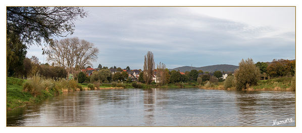 Bad Oeynhausen 
Etwa 10 Flusskilometer hinter Vlotho passiert die Weser die Kurstadt Bad Oeynhausen und nimmt in im westlichsten Punkt des Bogens die Werre am sogenannten „Werre-Weser-Kuss“ auf.
laut Wikipedia
Schlüsselwörter: Bad Oeynhausen