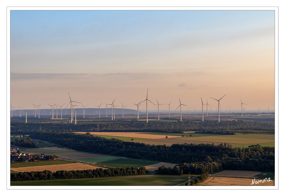 Windpark 
Windkraftanlagen sind heute die wichtigste Form der Nutzung von Windenergie. Die dominierende Bauform ist der dreiblättrige Auftriebsläufer mit horizontaler Achse und Rotor im Luv eines hohen, einen Generator enthaltenden Turms. laut Wikipedia
Schlüsselwörter: Ballonfahrt 2024