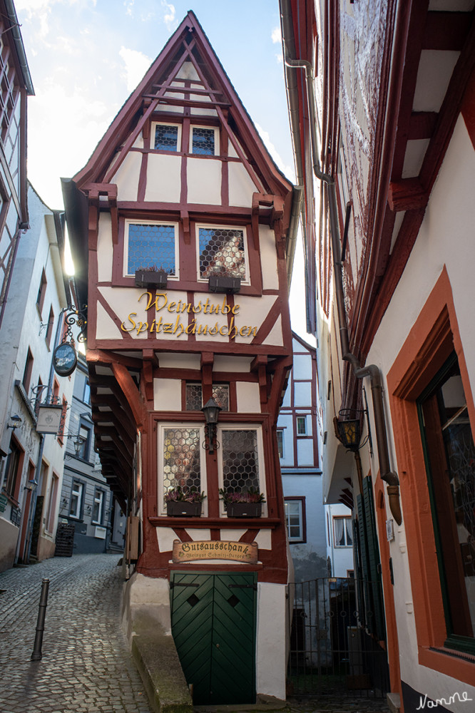 Moseltour - Bernkastel Kues Altstadt
Bernkastel-Kues war Kulisse für einen Harry Potter Film. In „Harry Potter und die Heiligtümer des Todes – Teil 1“ dringt Harry in Lord Voldemorts Gedanken ein und reist zu der Unterkunft von Zauberstabmacher Mykew Gregorowitsch in die Winkelgasse. In dieser Gasse steht ein hohes, schmales Fachwerkhaus mit zwei schmalen Fenstern an der Frontseite: Das Spitzhäuschen am Marktplatz in Bernkastel. lt.bernkastel
Schlüsselwörter: Rheinland-Pfalz; 2026