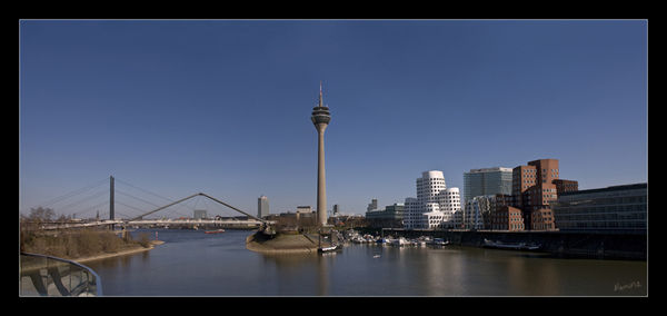 Blick auf den Medienhafen
Panoramaversuch
Schlüsselwörter: Düsseldorf                    Medienhafen