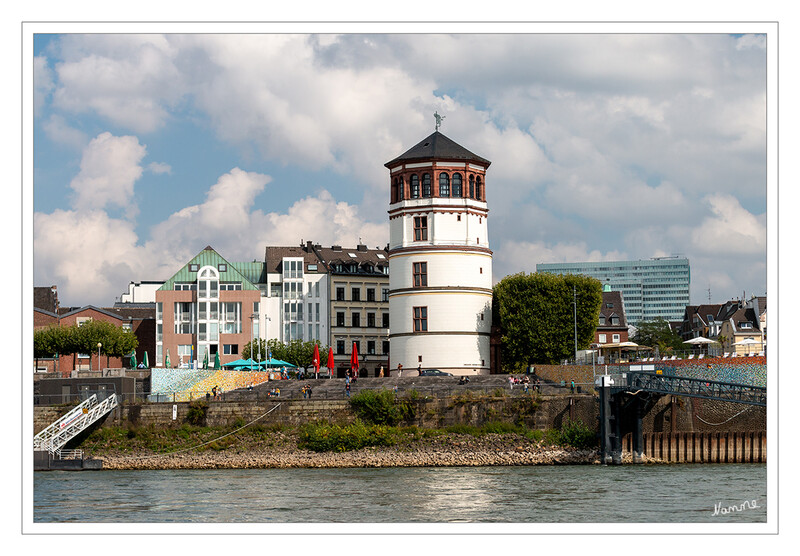 Bootstour
Der Schlossturm steht am Burgplatz in Düsseldorf und wird als Schifffahrtsmuseum genutzt. 
Schlüsselwörter: Düsseldorf; Altstadt; Bootstour