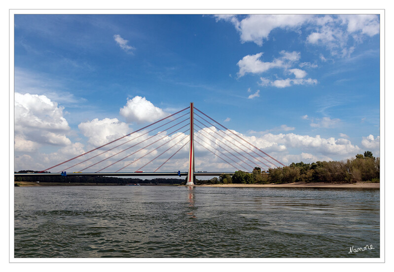 Bootstour
Prägend für die Fleher Rheinbrücke, eine einhüftige Mittelträger-Schrägseilbrücke, ist der am linken Rheinufer stehende 146,47 m hohe Stahlbetonpylon, der wie ein auf den Kopf gedrehtes Ypsilon aussieht. laut Wikipedia
Schlüsselwörter: Bootstour; Flehrer Brücke;