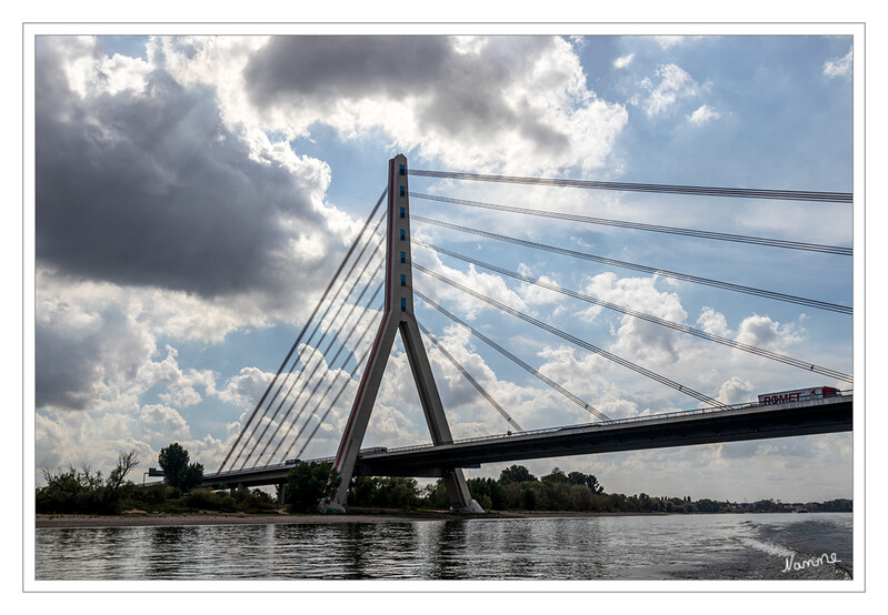 Bootstour
Die Fleher Brücke hat den höchsten Brückenpylon in Deutschland und die größte Spannweite aller Schrägseilbrücken in Deutschland. Bei ihrer Fertigstellung war sie mit einer Hauptspannweite von 368 m zudem die am weitesten gespannte einhüftige Schrägseilbrücke der Welt. laut Wikipedia
Schlüsselwörter: Bootstour; Flehrer Brücke;