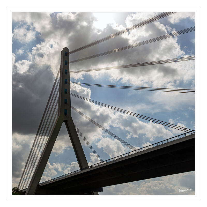 Bootstour
Im Mai 2016 begann die Instandsetzung des Pylons der Fleher Brücke, in deren Rahmen der Beton erneuert wird. Anschließend wird am Pfeiler gearbeitet, der die Schrägseile der Brücke aufnimmt. Hier werden Risse im Stahlbeton verpresst, die freiliegende Bewehrung entrostet und ein Korrosionsschutz aufgetragen. laut Wikipedia
Schlüsselwörter: Bootstour; Flehrer Brücke;