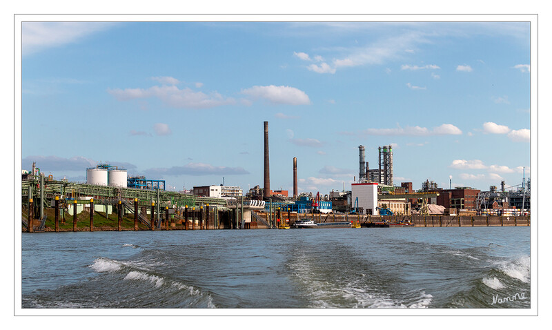 Bootstour
nach Köln vorbei an den Industrieanlagen hier vom Chempark Leverkusen
Schlüsselwörter: Bootstour; Leverkusen; Chempark