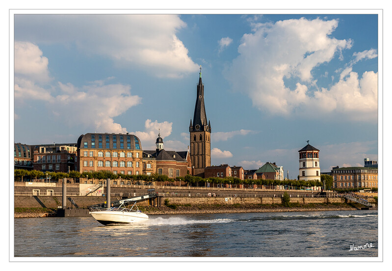 Bootstour
Der Schiefe Turm der Basilika St Lambertus ist ein Wahrzeichen der Landeshauptstadt Düsseldorf und bestimmt seit 1394 die Silhouette der Rheinfront mit. Der hintere Schlossturm steht am Burgplatz und wird als Schifffahrtsmuseum genutzt.
Schlüsselwörter: Düsseldorf