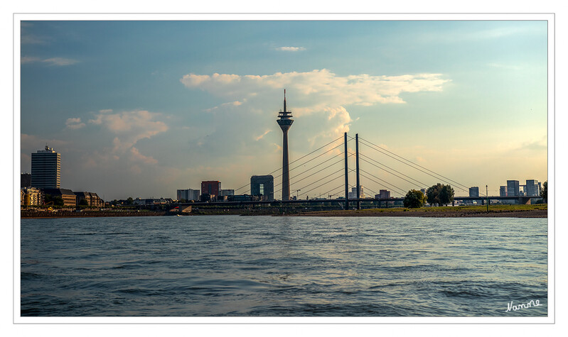 Bootstour
Blick auf Düsseldorf in der Dämmerung
Schlüsselwörter: Bootstour;