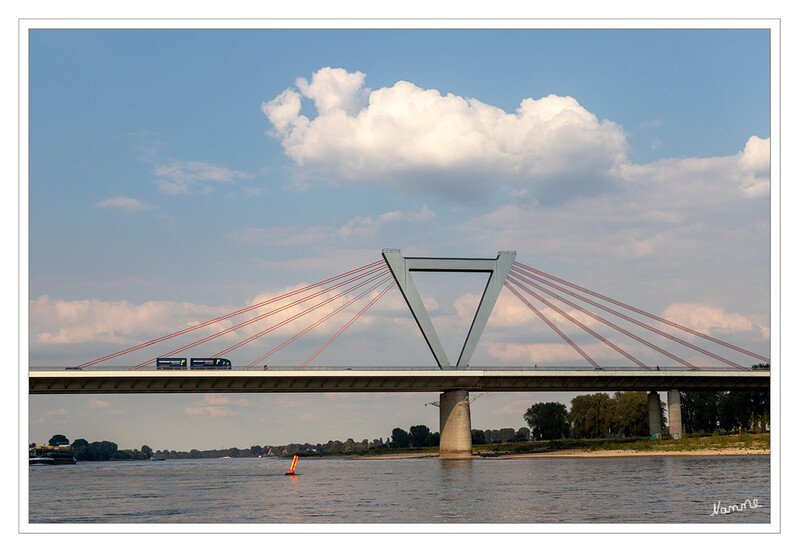 Bootstour
Ein Brückenpfeiler der Flughafenbrücke
Schlüsselwörter: Bootstour;