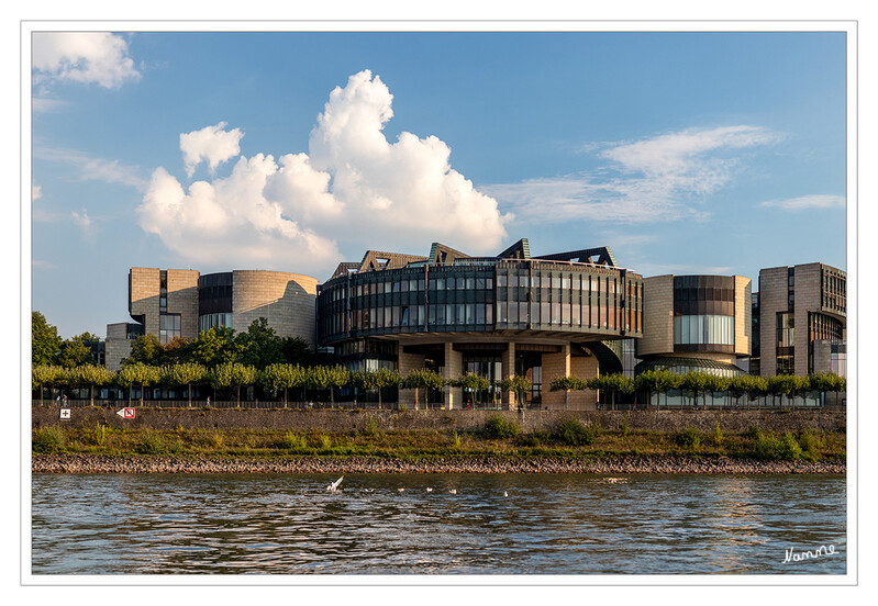 Bootstour
Vorbei an dem Landtag
Der Landtag Nordrhein-Westfalen ist das Landesparlament des Landes Nordrhein-Westfalen und hat seinen Sitz im Regierungsviertel der Landeshauptstadt Düsseldorf, am östlichsten Punkt des Stadtteils Hafen. Der Landtag ist das zentrale Organ der Legislative im politischen System des Landes. laut Wikipedia
Schlüsselwörter: Düsseldorf