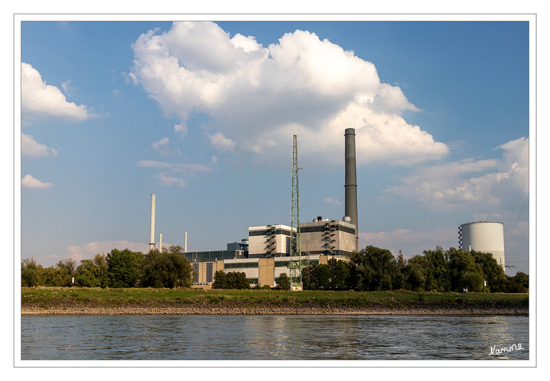 Bootstour
Vorbei an der Lausward
Das Heizkraftwerk Lausward ist ein Gas- und Dampfturbinenkraftwerk (GuD-Kraftwerk) und seit 1957 das größte Kraftwerk der nordrhein-westfälischen Landeshauptstadt Düsseldorf. Es liegt am Düsseldorfer Hafen. laut Wikipedia
Schlüsselwörter: Düsseldorf