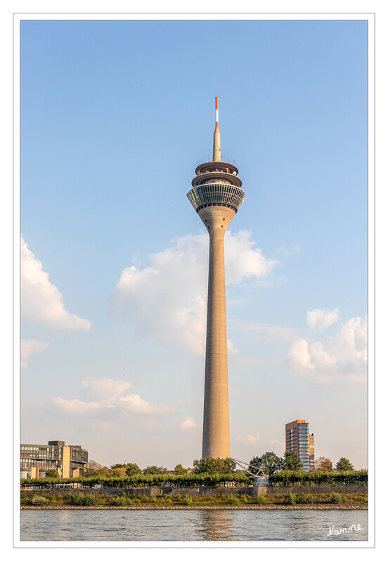 Bootstour
Sicht auf den Rheinturm 
Er  ist der Fernsehturm in Düsseldorf. Mit 240,50 Metern ist er das höchste Bauwerk der Stadt und der zehnthöchste Fernsehturm in Deutschland. laut Wikipedia
Schlüsselwörter: Düsseldorf