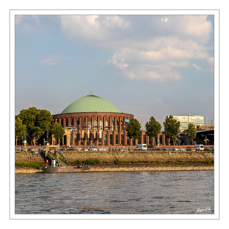 Bootstour
Die Tonhalle Düsseldorf, vormals Rheinhalle, ist ein Konzerthaus in Düsseldorf. Es befindet sich nördlich der Altstadt im Stadtteil Pempelfort am Beginn der Rheinuferpromenade und bildet dort den südlichen Abschluss des Kulturforums Ehrenhof. laut Wikipedia
Schlüsselwörter: Düsseldorf