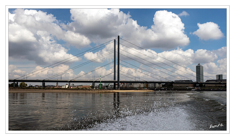 Bootstour
Düsseldorf Rheinkniebrücke
Schlüsselwörter: Düsseldorf; Altstadt; Bootstour