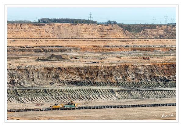 Braunkohletagebau Hambach
Der Tagebau Hambach ist der größte von der RWE Power AG betriebene Tagebau im Rheinischen Braunkohlerevier. Er betrifft die Gemeinden Niederzier, Kreis Düren, und Elsdorf, Rhein-Erft-Kreis. laut Wikipedia
Schlüsselwörter: Braunkohletagebau Hambach