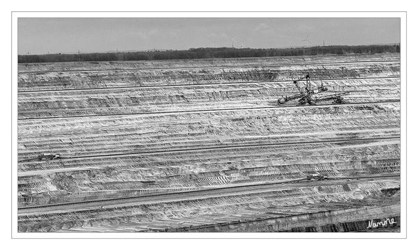 Braunkohletagebau Hambach
Bis April 2009 wurde der Abraum, der bis dahin in Hambach anfiel, z. T. durch Bandanlagen in den ausgekohlten Tagebau Bergheim geschafft, um diesen wieder zu füllen. Nun wird ausschließlich am westlichen Rand des Tagebaus und auf der Sophienhöhe verkippt. Durch die Anhäufung von rund 1 km³ Material an der Sophienhöhe und durch die entnommene Kohle entsteht ein Restloch, das nach Abschluss der Abbautätigkeiten mit Wasser aufgefüllt werden soll. laut Wikipedia
Schlüsselwörter: Braunkohletagebau Hambach