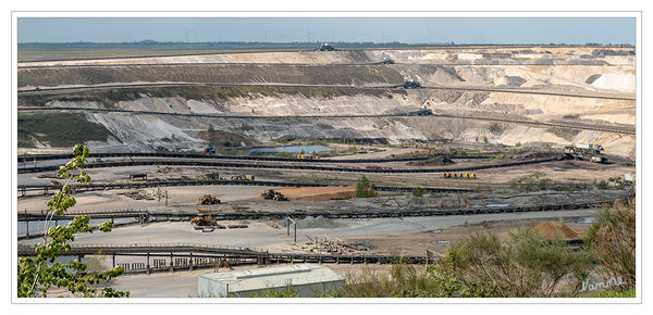 Braunkohletagebau Inden
Blick runter ins Loch
Der Tagebau Inden der RWE Power AG liegt im Rheinischen Braunkohlerevier nahe Inden, zwischen Eschweiler und Jülich. Die Jahresförderung beträgt 22 Millionen Tonnen Braunkohle und dient ausschließlich der Versorgung des Kraftwerks Weisweiler. laut Wikipedia
Schlüsselwörter: Braunkohletagebau Inden