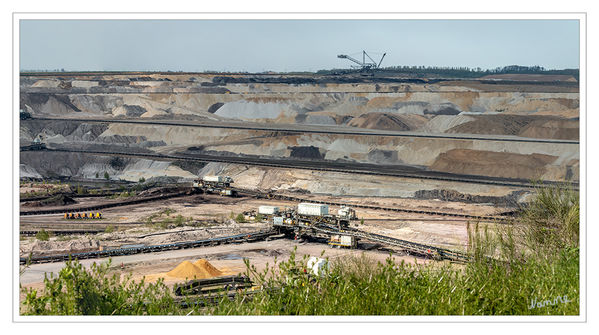 Braunkohletagebau Inden
Blick ins Loch
Der Tagebau Inden bewegt sich ostwärts. Das heißt, dass am Ostrand des Tagebaus die Schichten über der Kohle abgetragen werden, bis diese freiliegt. Der Abraum, der dabei anfällt, wird auf der gegenüberliegenden Seite wieder aufgeschüttet und die Landschaft rekultiviert, so dass der Tagebau quasi „wandert“. Nach der Auskohlung soll der Indesche See entstehen. laut Wikipedia
Schlüsselwörter: Braunkohletagebau Inden