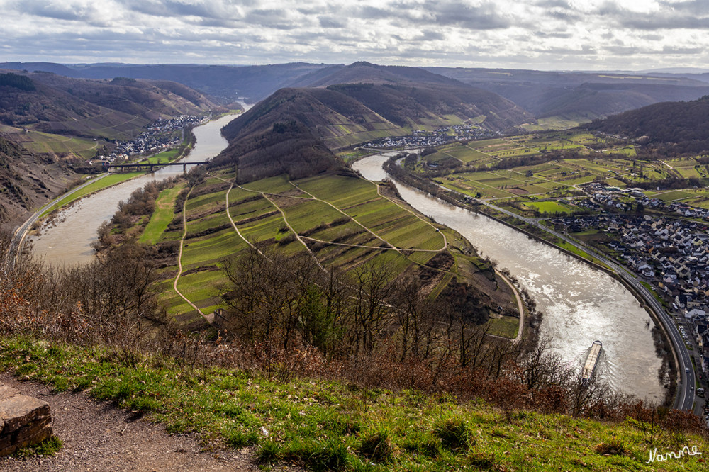 Moseltour - Bremm Moselschleife
Der bekannteste Aussichtspunkt an der Moselschleife ist das Gipfelkreuz auf dem Calmont. Es wird auch „Mahnmal der Kriegsgeneration“ genannt. lt.people-abroad
Schlüsselwörter: Rheinland-Pfalz; 2026