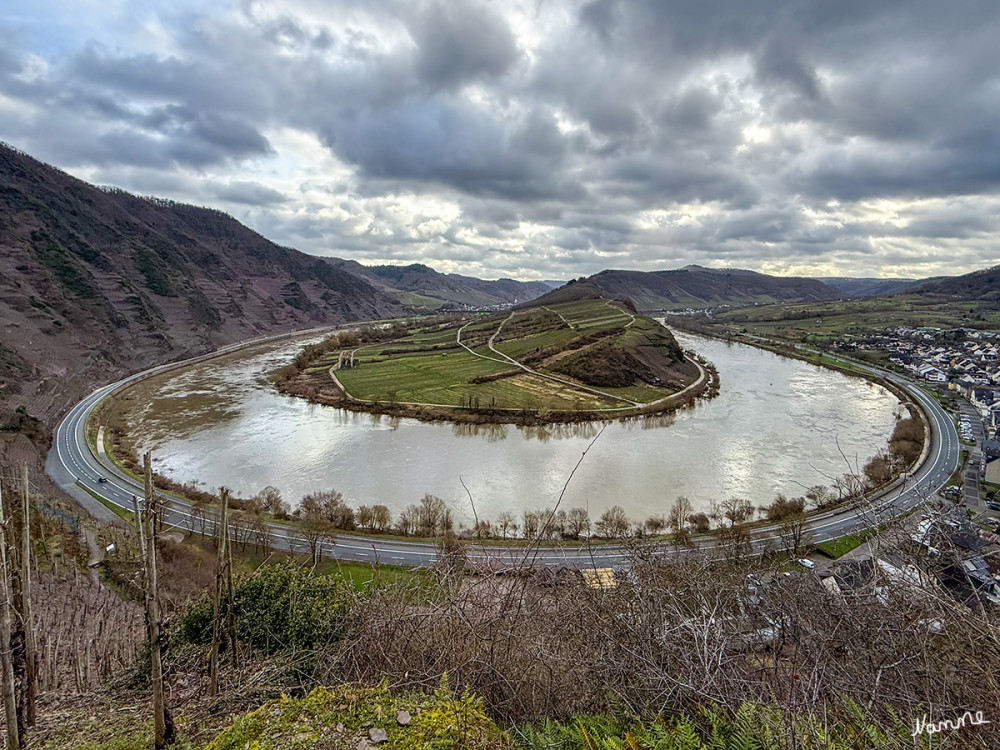 Moseltour - Bremm Moselschleife
Bei Bremm im Herzen der Calmont-Region. Sie ist eine der engsten Moselschleifen und der Fluss macht hier quasi einen 180-Grad-Bogen. Deshalb ist der Punkt gerade auch bei Fotografen beliebt. Für eine Wanderung bietet sich der Calmont-Klettersteig und der Calmont Höhneweg an. Auf beiden hat man tolle Ausblicke auf das schöne Moseltal. lt. people-abroad
Schlüsselwörter: Rheinland-Pfalz; 2026