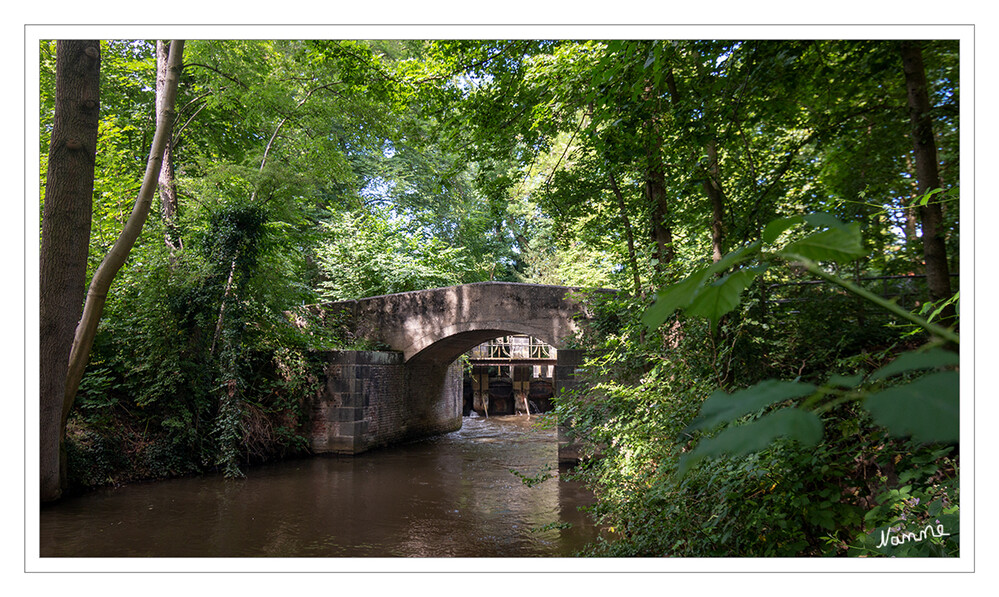 Brücke
vor dem Schützenwehr im Selikumer Park unweit des Neusser Kinderbauernhofs.
