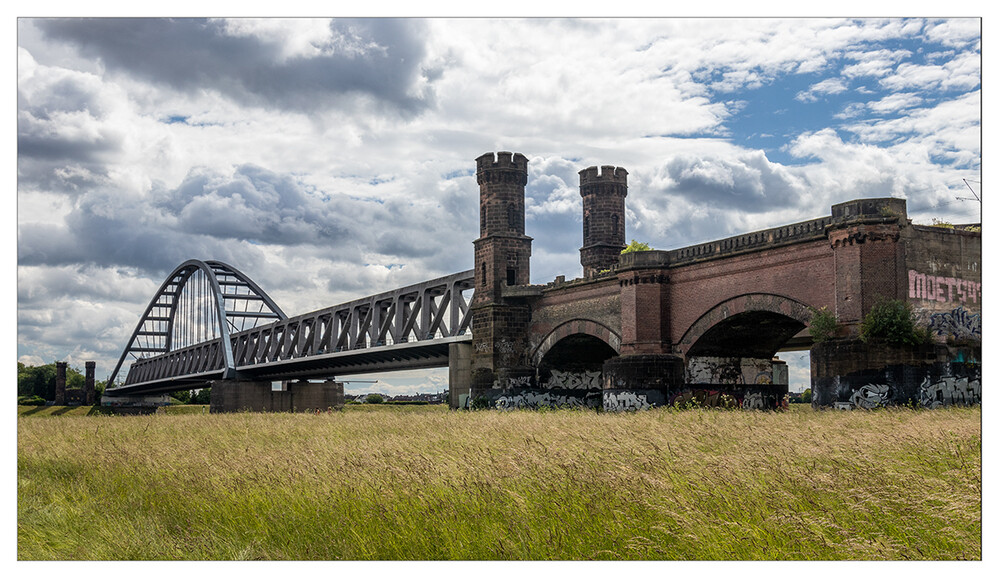 Brücken und Stege "Hammer Eisenbahnbrücke"
mit der Ruine ihrer Vorgängerin
Marianne
Schlüsselwörter: 2022