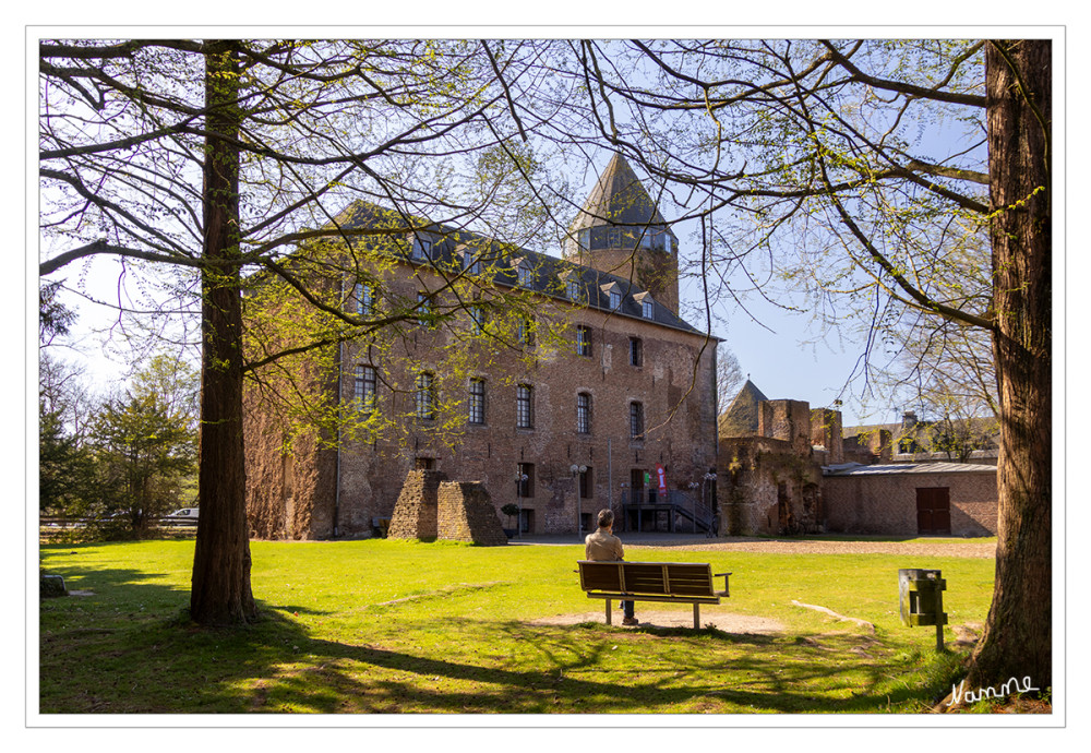 Burg Brüggen
Innenhof
Mitte des 14. Jahrhunderts baute man die Burg zu einer Festung mit vier Türmen aus und stockte die Gebäude zwischen den Türmen dann im 17. Jahrhundert auf die heutige Höhe auf. Ab 1494 blieb die Burg Brüggen bis 1794 als Landesburg nördlichste Grenzfestung des Herzogtums Jülich. lt. premiumwanderwelten
Schlüsselwörter: 2025