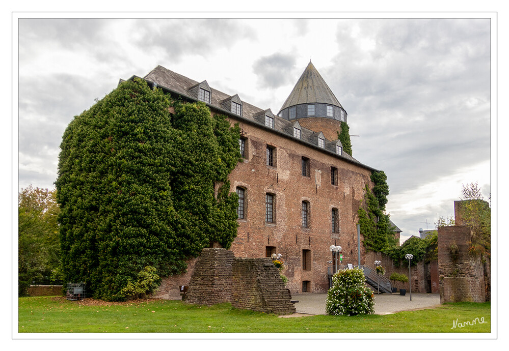 Burg Brüggen
Vom Heiligen Abend des Jahres 1289 datiert die erste urkundliche Erwähnung der Burg Brüggen und ihrer Mühle. Mitte des 14. Jahrhunderts baute man die Burg zu einer Festung mit vier Türmen aus und stockte die Gebäude zwischen den Türmen dann im 17. Jahrhundert auf die heutige Höhe auf. laut brueggen
Schlüsselwörter: Brüggen