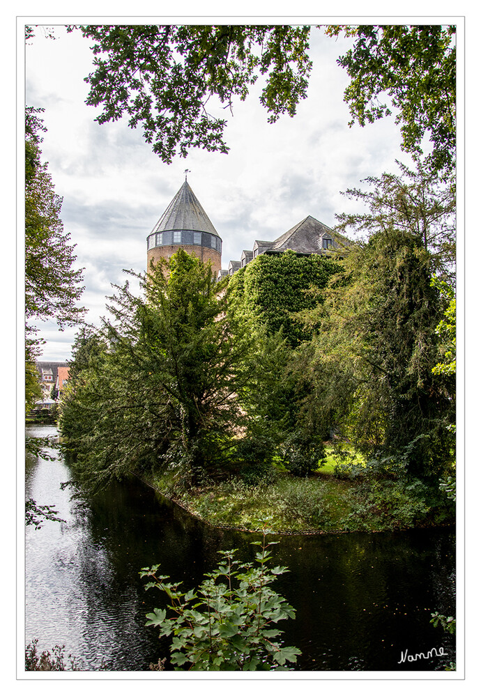 Burg Brüggen
st eine Wasserburg im südöstlichen Teil der niederrheinischen Gemeinde Brüggen in Nordrhein-Westfalen. Sie war die bedeutendste Burg im Norden des Herzogtums Jülich. laut Wikipedia
Schlüsselwörter: Brüggen