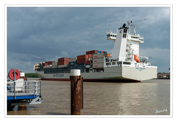 22 - Ganz nah 
Containerschiff nach der Schleusendurchfahrt in Brunsbüttel
