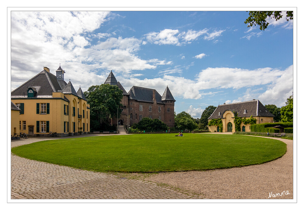 Burg Linn
Zum Museumskomplex gehört die angrenzende Burg Linn samt Vorburg, Jagdschloss, Zehntscheune und Ehrenhalle sowie die Geismühle in vier Kilometern Entfernung. Das Ausstellungsgebäude des eigentlichen Museum Burg Linn liegt direkt am Ortseingang des historischen Ortskerns Linn. laut krefeld
Schlüsselwörter: Krefeld; Burg Linn