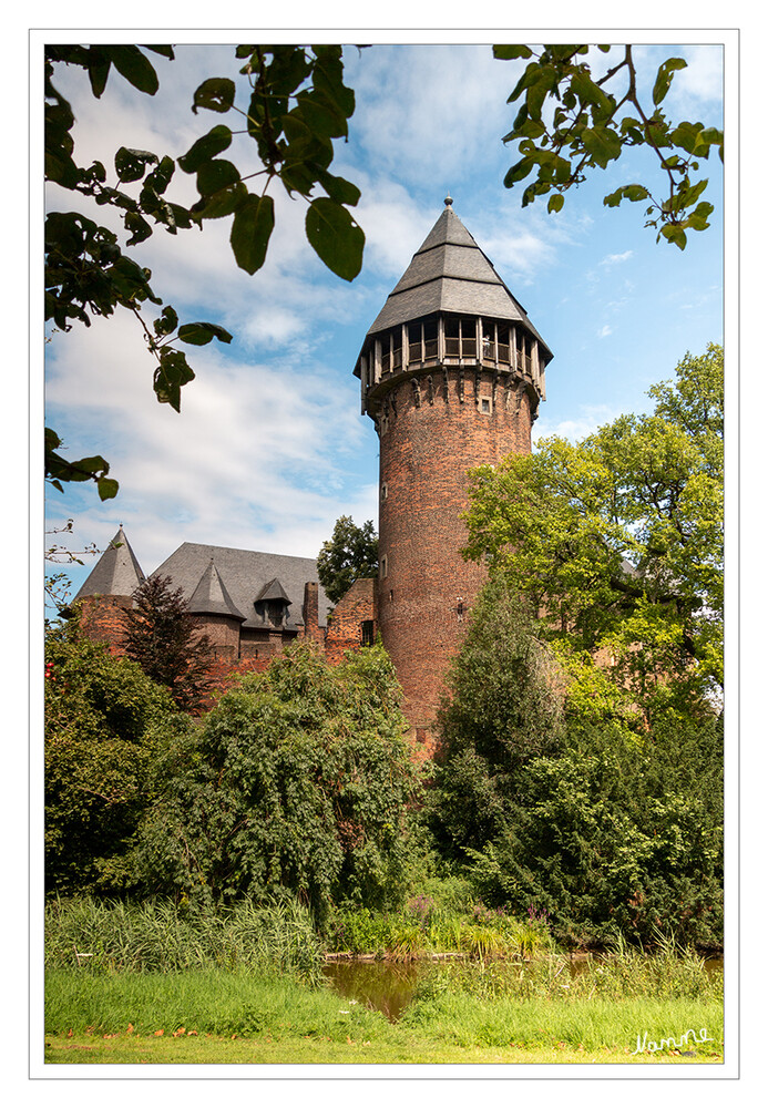 Burg Linn
Die Burg glich vielen Doppelburgen, die aus einem Wohn-Wehrbau als Hauptburg und aus einer landwirtschaftlich genutzten Vorburg bestanden. Beide waren von einem Wassergraben umgeben. Als Landesburg erfüllte Linn die gleichen Funktionen wie die kurkölnischen Anlagen in Hülchrath, Zülpich, Lechenich, Kempen, Uda und Zons. laut Wikipedia
Schlüsselwörter: Krefeld; Burg Linn