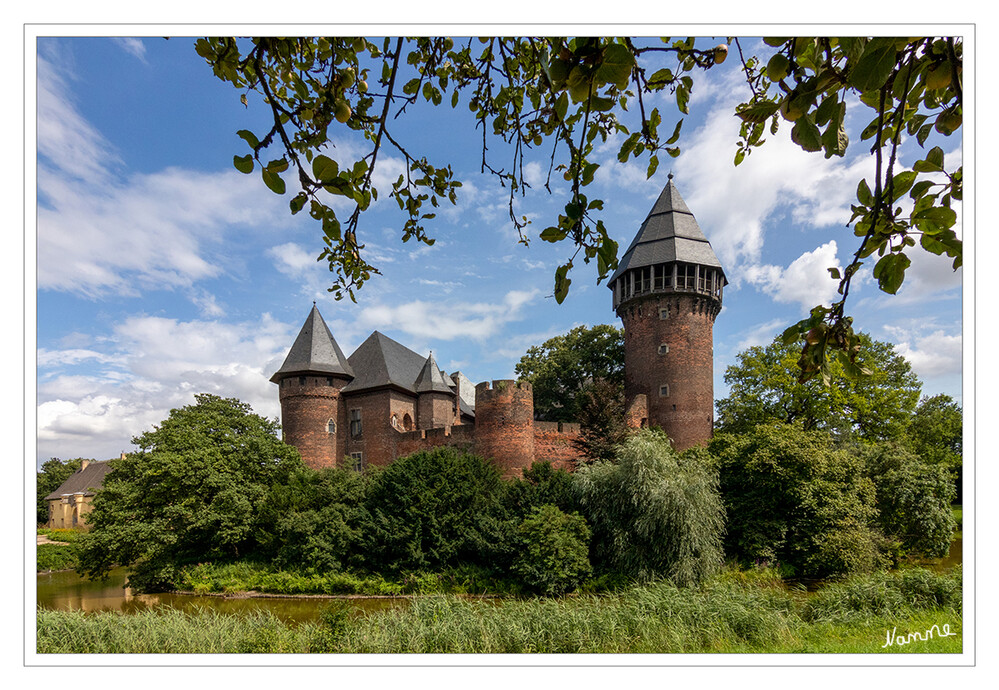 Burg Linn
Die Burg Linn ist eine Wasserburg im nordrhein-westfälischen Krefeld, Stadtteil Linn.
2004/2005 wurde der Park von Burg Linn als herausragendes Beispiel in die Straße der Gartenkunst zwischen Rhein und Maas aufgenommen. laut Wikipedia
Schlüsselwörter: Krefeld; Burg Linn