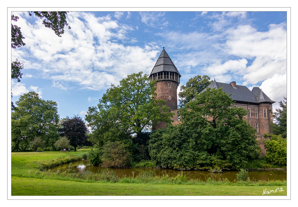 Burg Linn
Die Burg Linn ist eine Wasserburg im nordrhein-westfälischen Krefeld, Stadtteil Linn. Sie liegt rund fünf Kilometer östlich der Innenstadt. laut Wikipedia
Schlüsselwörter: Krefeld; Burg Linn