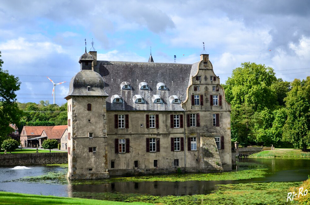 Haus Bodelschwingh
besteht aus einem Herrenhaus inmitten eines Hausteichs sowie einer südwestlich vorgelagerten Vorburg, die von einer eigenen Gräfte begrenzt wird. (wikipedia)
