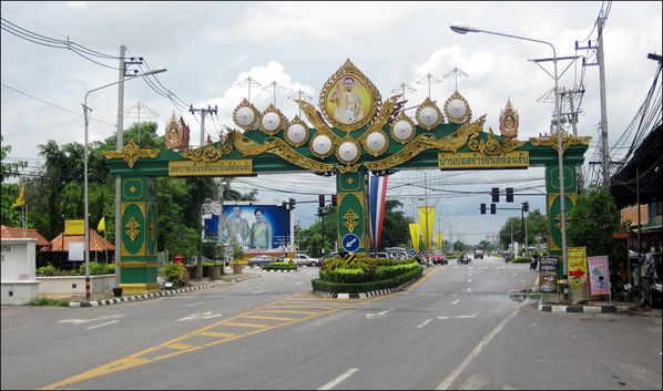 Auf der Straße
Der König, "Nai Luang" - unser König, wie die Thai sagen, ist allgegenwärtig im Alltag.
Seine große Popularität verdankt Bhumipol auch seiner politischen Autorität und Weitsicht. Wiederholt reichte in der Vergangenheit ein Machtwort von ihm aus, um Staatskrisen oder Militäreinsätze zu beenden.
Die blutigen Unruhen von 1992 beendete Bhumipol, indem er die politischen Kontrahenten zu sich befahl.
Schlüsselwörter: Thailand