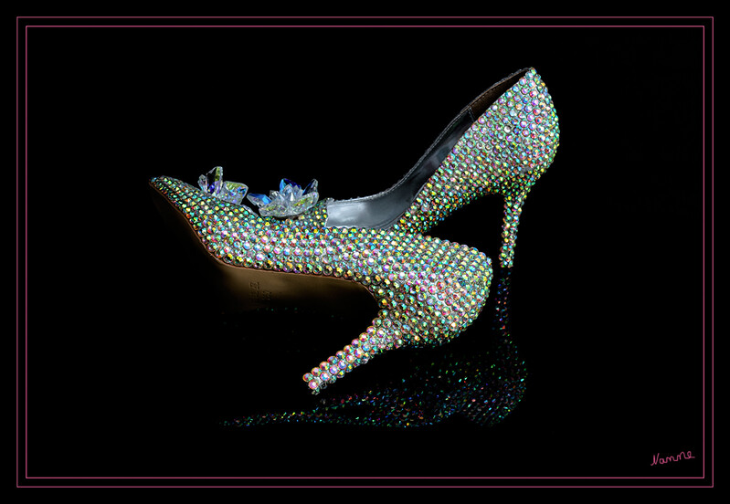 Cinderellas Schuhe
mit der Taschenlampe ausgeleuchtet
Schlüsselwörter: Schuhe
