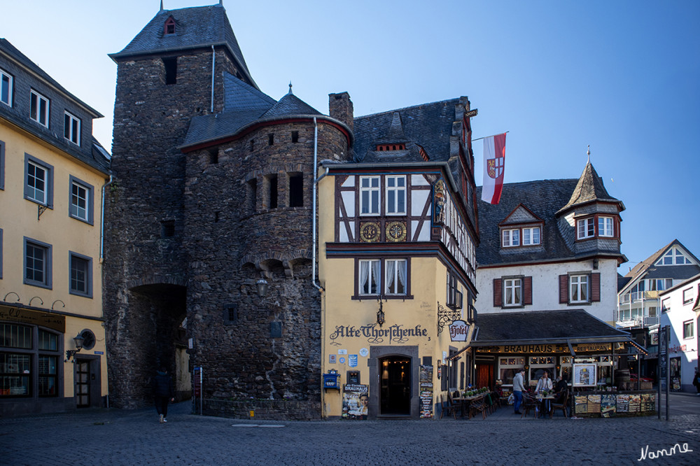 Cochem - Altstadt
Das Enderttor ist das mächtigste der drei noch erhaltenen Stadttore von Cochem. Bekannt war es vor allem bei Reisenden mit der Postkutsche von und nach Frankfurt und Köln, da diese in der benachbarten Torschenke zu Gast waren. lt.mosel-inside
Schlüsselwörter: Rheinland-Pfalz; 2026