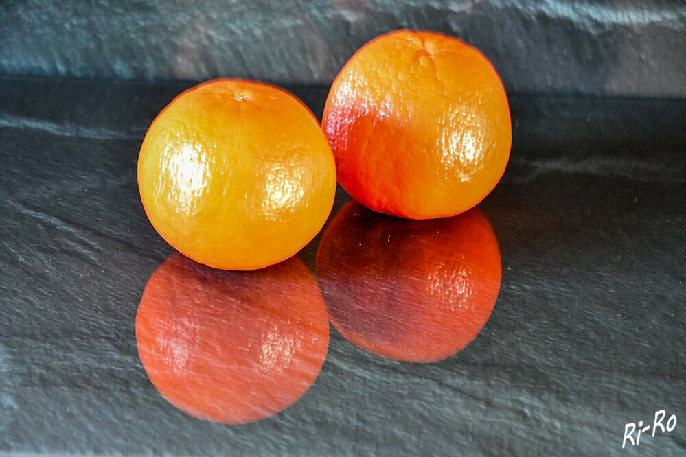 Mandarinen
ihre Herkunft wird im Nordosten Indiens oder Südwesten Chinas vermutet. Mandarinen sind die variabelste u. größte Gruppe der Zitruspflanzen, was Fruchtform, Größe, Geschmack der Frucht u. Habitus der Pflanzen betrifft. Sie sind in der Regel kleine, immergrüne Bäume. (wikipedia) 
