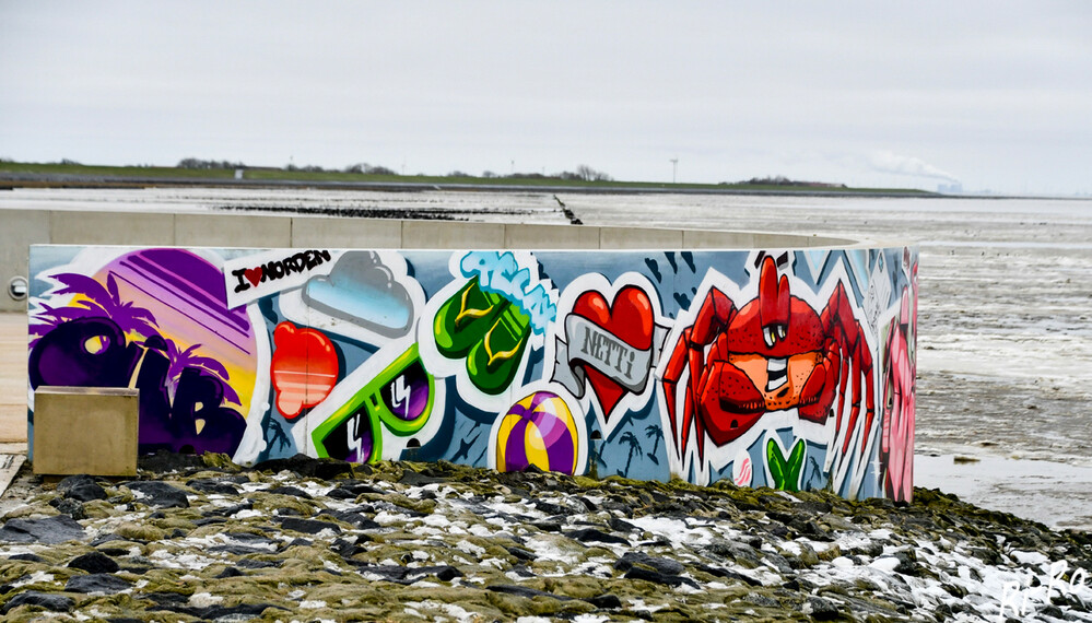 Am Ausguck
des Wattenfensters in Noddeich  gibt es ein neues Graffiti von Ingo Oltmanns, das zum. Strand passt. (nwz)
Schlüsselwörter: 2024