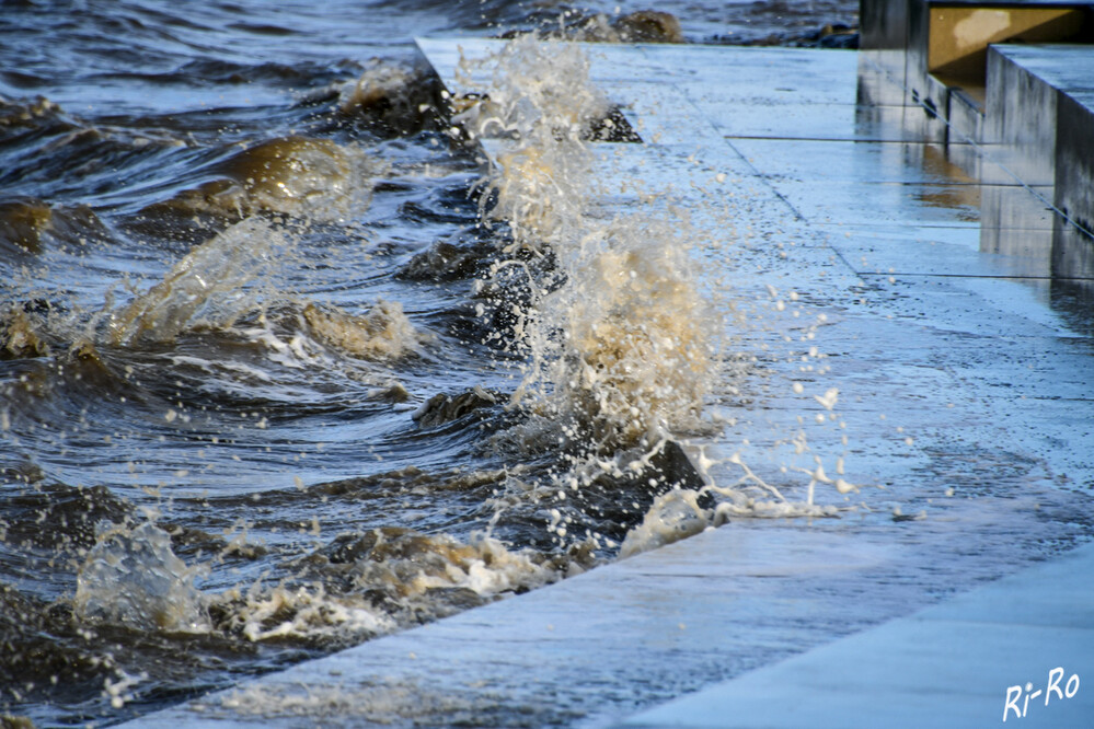 Flut
bezeichnet den Zeitraum, in dem das Wasser steigt. Erreicht es seinen höchsten Stand, ist das Hochwasser erreicht. In den folgenden sechs Stunden fällt der Wasserstand. (die-nordsee.de)
Schlüsselwörter: 2024