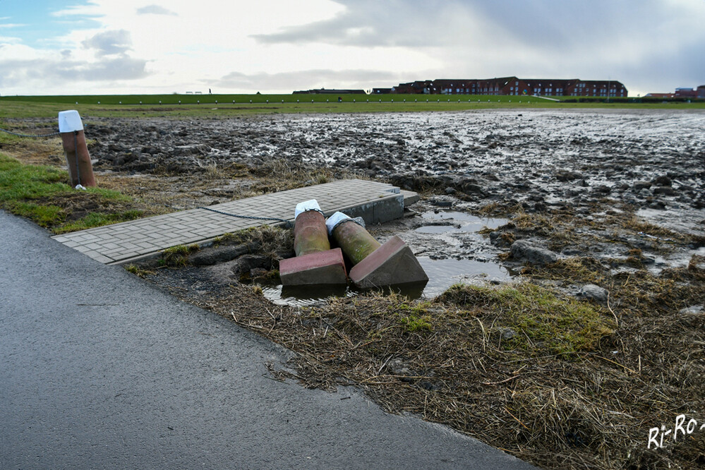 Sturmtief
es hat auch an der Strandpromenade in Norddeich Schäden hinterlassen.
Schlüsselwörter: 2024