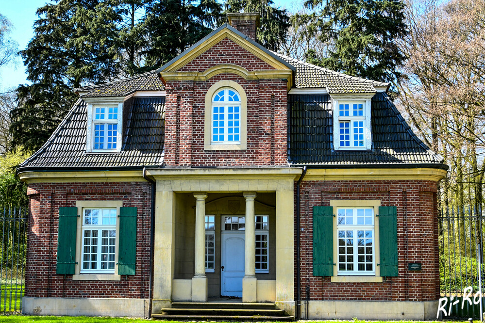 Capeller Torhaus
aus dem Jahr 1913. Ostfront an der Parkzufahrt zum Schloss Nordkirchen. Der Zugang durch ein repräsentatives Torhaus befand sich damals nordöstlich zum alten Dorf hin. (heimatverein-gemeinde-nordkirchen.de)
