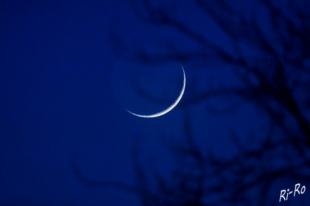 Blaue Stunde
Wenn der Mond zu einem zunehmenden Sichelmond wird, geht er morgens auf, erreicht seinen Höchststand in der Morgendämmerung u. geht um Mitternacht herum unter. (wikihow)
