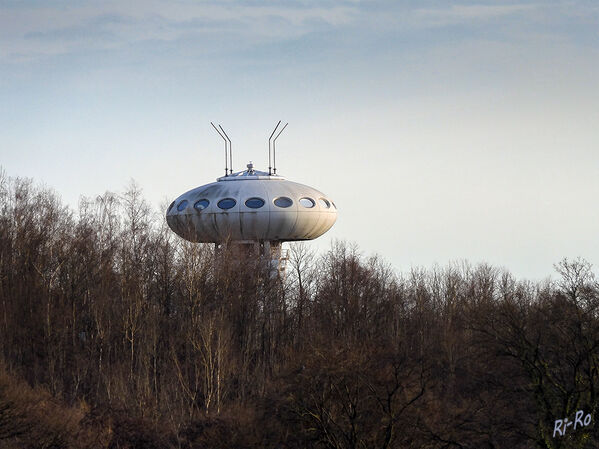 Überm Wald
Bevor sich der Name Ufo einbürgerte, war es das Ei des Colani. Prof. Luigi Colani, Designer, Künstler, Techniker von weltweitem Ruf, erbaute es auf dem ehemaligen Förderturm der Zeche Achenbach (lt. luentec.de)
Schlüsselwörter: Lünen; Colani Ei; Ufo