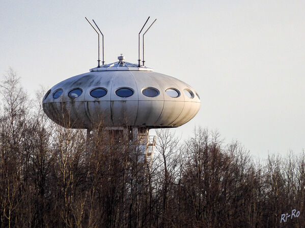 12 - Überm Wald
Bevor sich der Name Ufo einbürgerte, war es das Ei des Colani. Prof. Luigi Colani, Designer, Künstler, Techniker von weltweitem Ruf, erbaute es auf dem ehemaligen Förderturm der Zeche Achenbach (lt. luentec.de)
Schlüsselwörter: Lünen; Colani Ei; Ufo