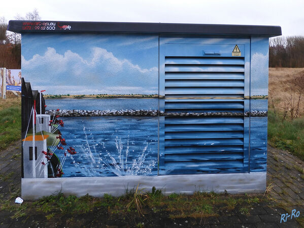 Trafohäuschen
gesehen an der Ostsee nahe Boltenhagen-Hafen
Schlüsselwörter: Ostsee