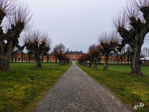 Barocke Festonallee
sie bietet mit ihren skurrilen, alten Lindenbäumen einen einzigartigen Blick auf das Schloss. Die jahrhunderte alten Bäume bedürfen regelmäßiger Pflege. (lt. mv-schloesser)
Schlüsselwörter: Ostsee