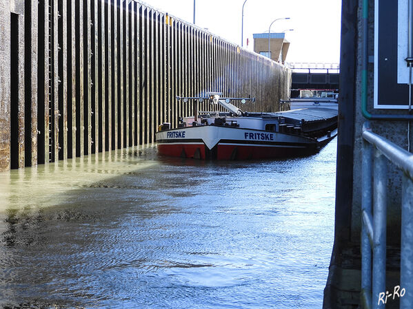 In der Schleusenkammer
heute ist der Wesel-Datteln-Kanal einer der wichtigsten u. am stärksten frequentierten Kanäle Deutschlands.
Schon 2004  passierten 18.000 Frachtschiffe die Schleuse Datteln. Dazu kamen noch einmal 1.500 sonstige Fahrzeuge, u.a. auch die Sportschifffahrt. (lt. skipperguide.de)
