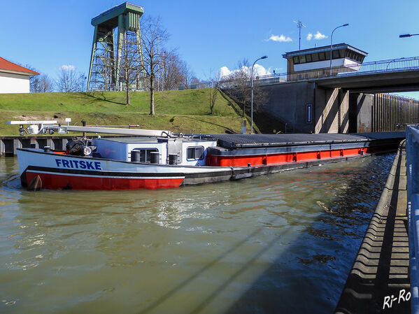 Ausfahrt
der Wesel-Datteln-Kanal zweigt bei Kilometer 813 vom Rhein ab u. verläuft durch das Tal der Lippe bis nach Datteln, wo er nach 60 km in den Dortmund-Ems-Kanal einmündet. Die Höhendifferenz von 40 Metern wird durch sechs Schleusenstufen überwunden.  (lt. skipperguide.de)
