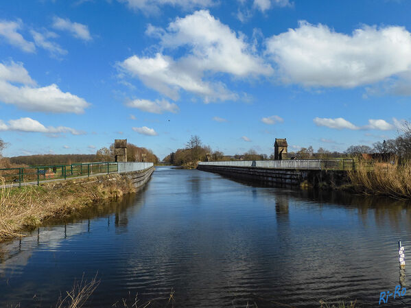 Brückentrog
der historischen Kanalbrücke, mit deren Hilfe die sogenannte "Alte Fahrt" des Dortmund-Ems-Kanals die Lippe überqueren konnte. 15 Meter breit und 70 Meter lang. (lt. olfen.de)
